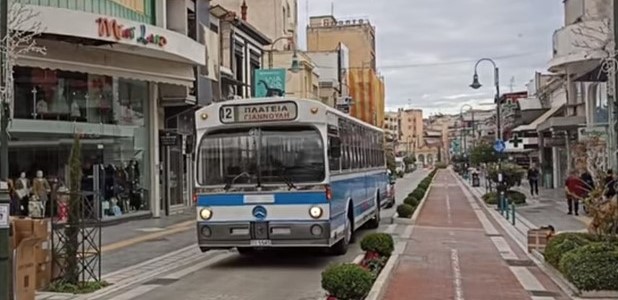 Tο ιστορικό Mercedes-Benz στους δρόμους της πόλης (video)